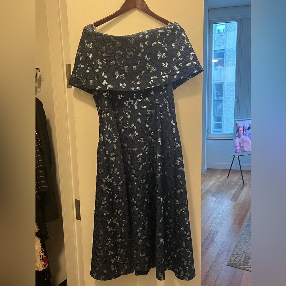 Lela Rose fil coupe off the shoulder dress